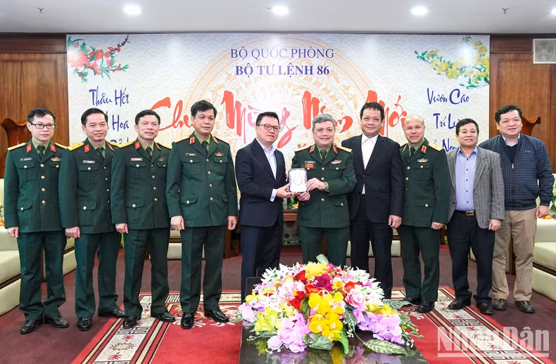 范越忠少将向《人民报》工作代表团赠送纪念品。