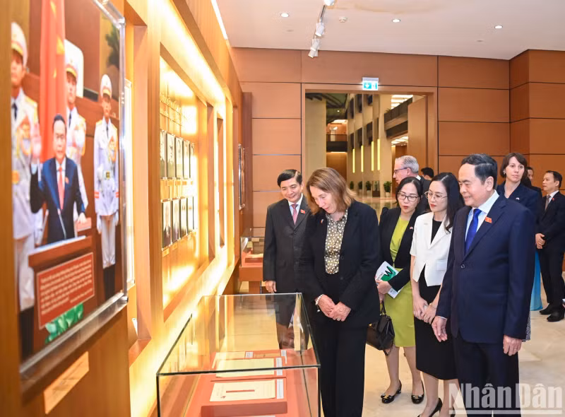 澳大利亚联邦议会参议长苏·莱恩斯和各位代表参观国会传统陈列室。 澳大利亚联邦议会参议长苏·莱恩斯和各位代表参观国会传统陈列室。