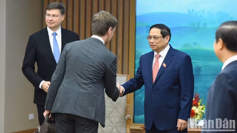 越南政府总理范明正欢迎欧盟委员会常务副主席瓦尔迪斯一行。
