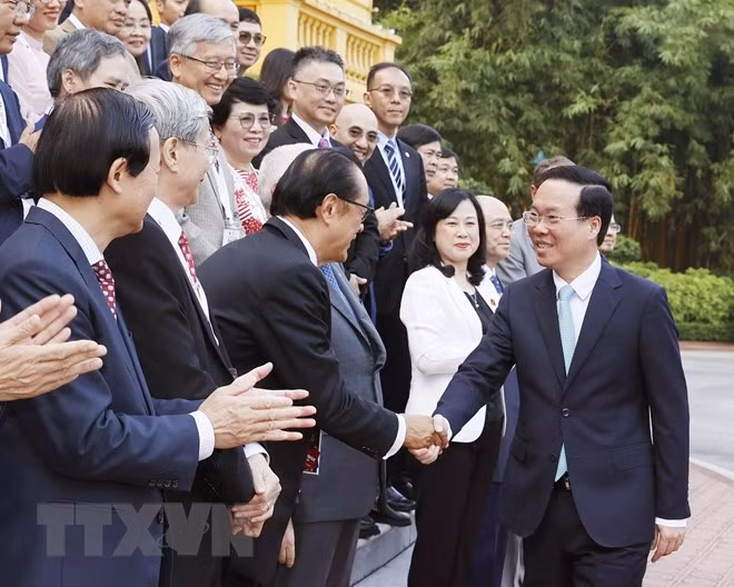 越南国家主席武文赏和各位顶尖心血管专家、学者。（图片来源：越通社）