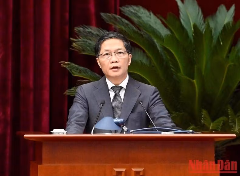越共中央政治局委员、中央经济部部长陈俊英在会议上发言。