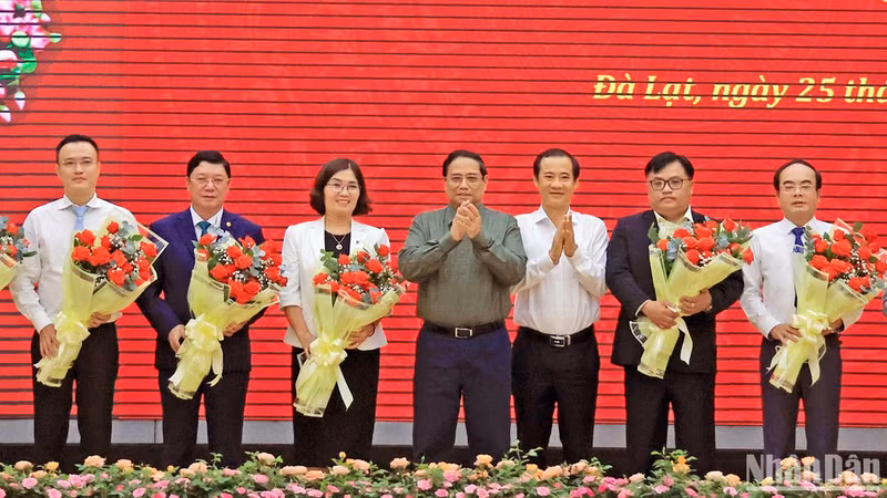 范明正总理和林同省省委代书记阮太学向赞助商赠送鲜花。