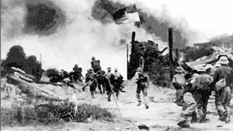 1975年4月29日，第320A师（第3军团）部队攻占同由基地。（图片来源：越通社/资料）