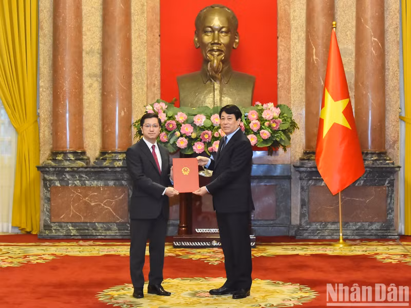 国家主席梁强向越南驻印度大使阮青海授予越南社会主义共和国一等大使衔。