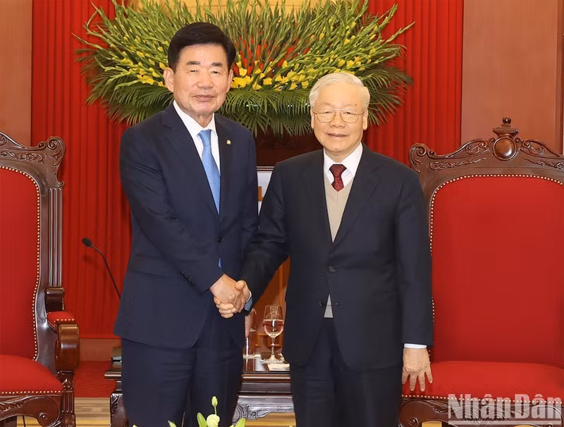 越共中央总书记阮富仲和韩国国会议长金振杓。