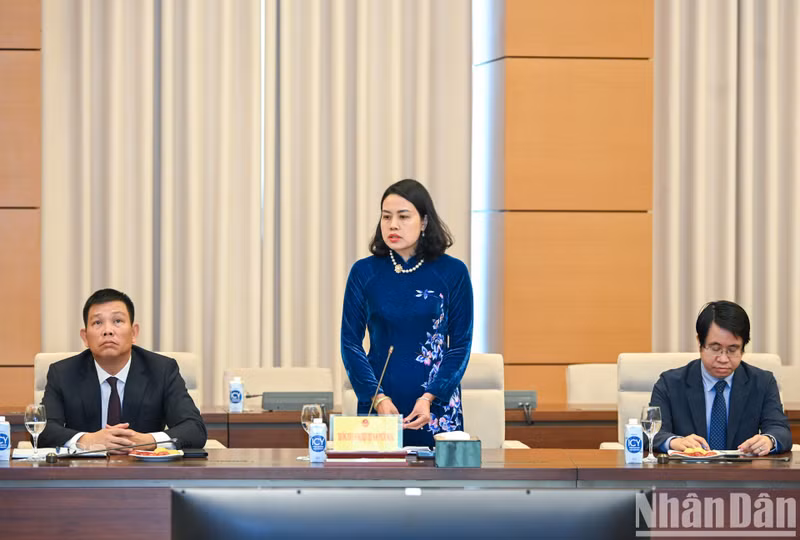 越南驻芬兰兼驻爱沙尼亚大使范氏青平女士发表讲话。