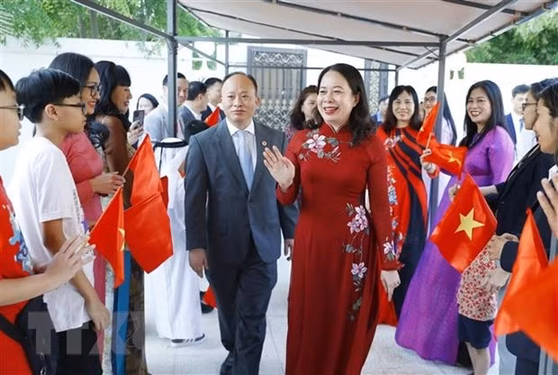 武氏映春副主席造访越南驻卡塔尔大使馆。 武氏映春副主席造访越南驻卡塔尔大使馆。