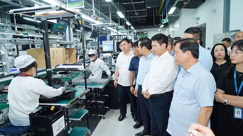 代表团参观了位于河南省同文工业区纬创资通工厂的戴尔笔记本电脑生产和组装线。（陶方 摄）
