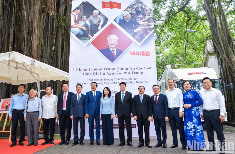 越共中央书记处常务书记梁强和《人民报》领导、前领导人参观阮富仲总书记图片展。