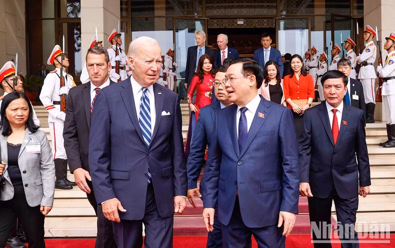 越南国会主席王廷惠欢送美国总统乔·拜登。
