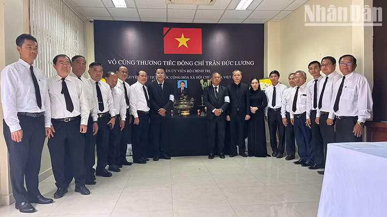 越南驻马德望总领事馆举行原国家主席陈德良吊唁仪式。