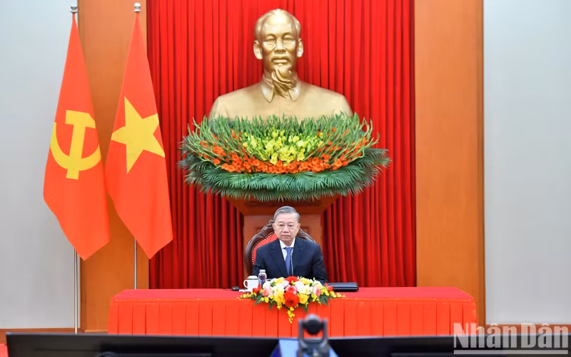 苏林总书记发表讲话。