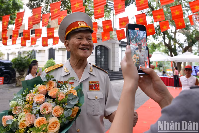 阮友才老战士参观展览并相信《人民报》的倡议将帮助年经一代更加了解历史。