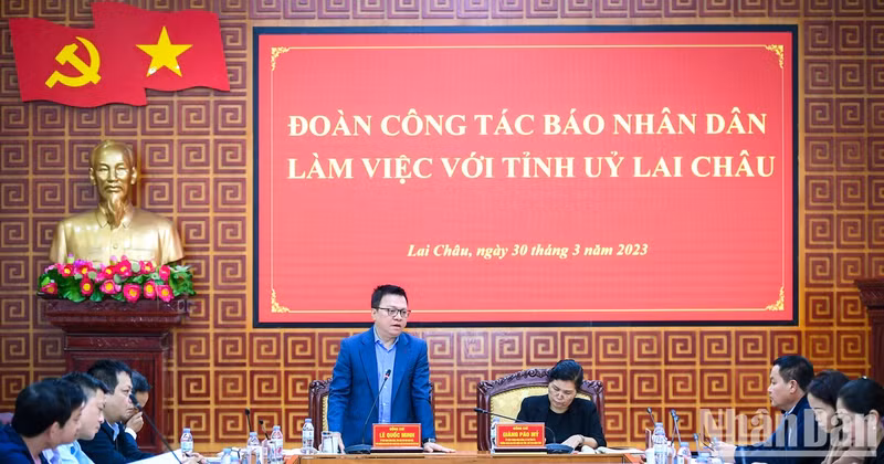 黎国明同志在会议上发言。