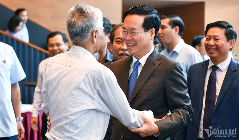 越南国家主席武文赏和各位作家、诗人。（图片来源：vietnam.net）