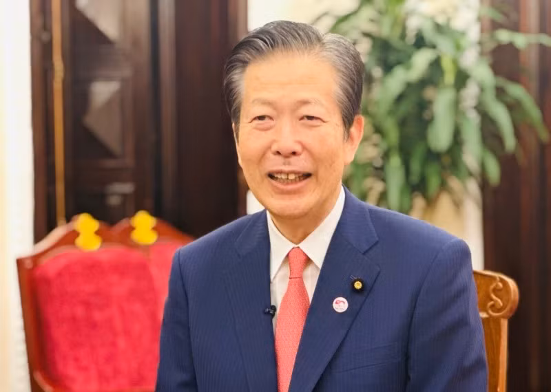日本公明党党首山口那津男向越南媒体通报有关越日合作关系及未来发展前景的内容。（图片来源：越通社）