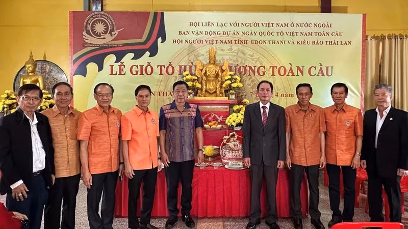 出席在乌隆府举行的雄王祭祖仪式的各位代表合影。