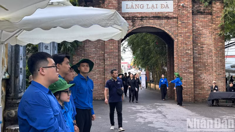 青年自愿者在越共中央总书记阮富仲家乡服务。