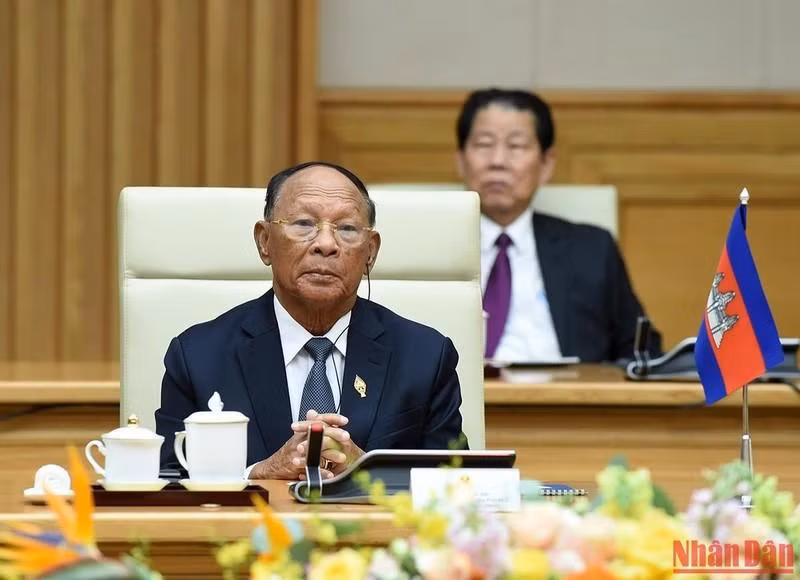 柬埔寨国会主席韩桑林祝贺越南政府和人民在越南共产党的英明领导下所取得的全面成就。