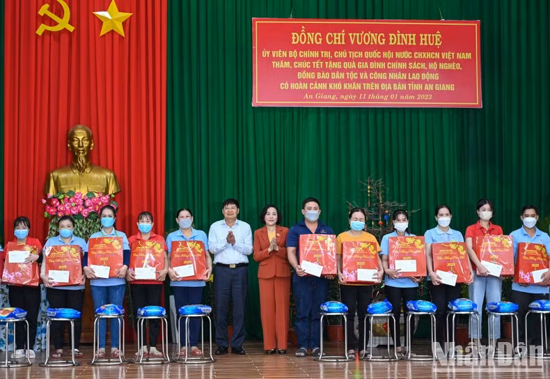国会代表工作委员会主任阮氏青和越南劳动总联合会副主席潘文英向优抚家庭、贫困户赠送春节礼物。