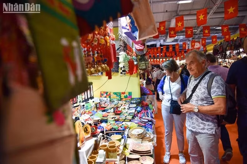越南产品吸引国际友人的关注。 越南产品吸引国际友人的关注。