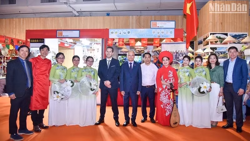 各位代表出席越南展区开展仪式。