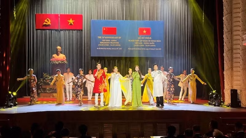 在胡志明市举行的越南与中国建交75周年纪念活动上的文艺节目。