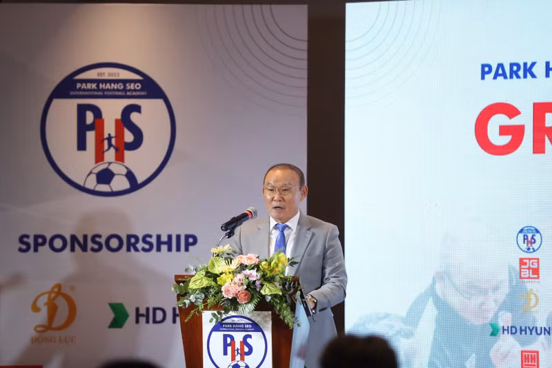 朴恒绪教练在朴恒绪国际足球学院揭牌仪式上发表讲话。（图片来源：青年报）