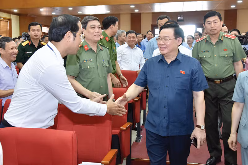 国会主席王廷惠在海防市永宝县会见选民。（图片来源：VGP）