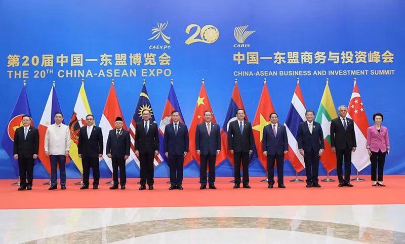 越南政府总理范明正和各位代表出席开幕式。（图片来源：越通社）