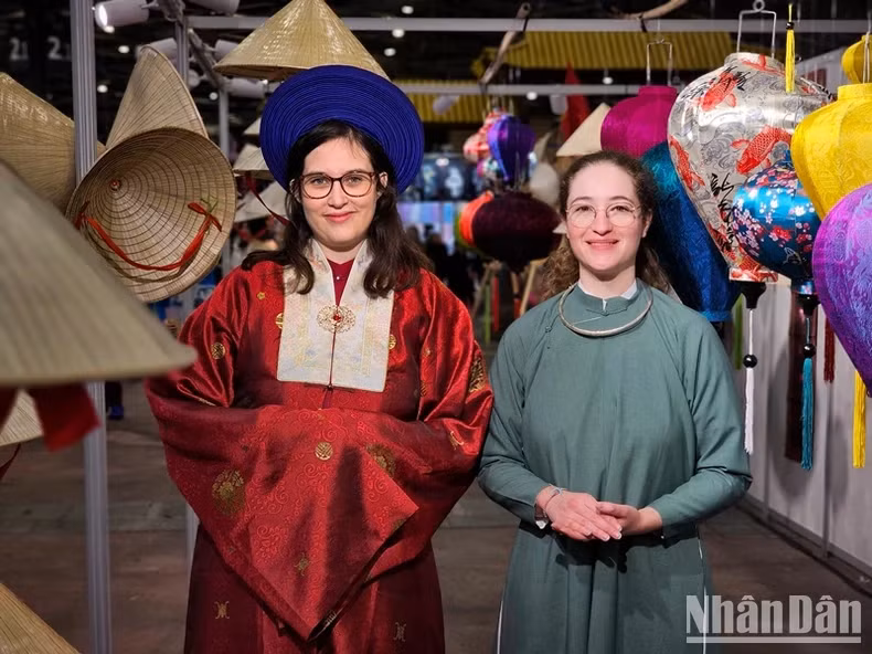 国际友人体验试穿越南传统衣服。 国际友人体验试穿越南传统衣服。