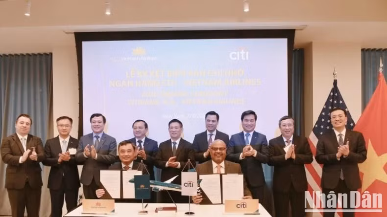 越南国家航空公司与花旗银行之间的谅解备忘录签署仪式。