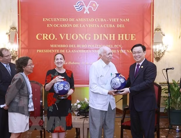 国会主席王廷惠向古巴-越南友好协会领导赠送纪念品。（图片来源：越通社）