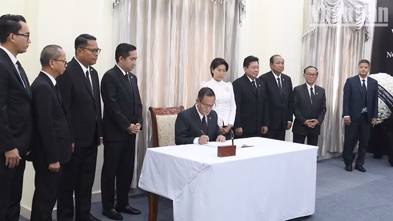 由柬埔寨国王高级顾问Chea Horn率领的王宫代表团向苏林总书记转交国王诺罗敦·西哈莫尼的唁信。