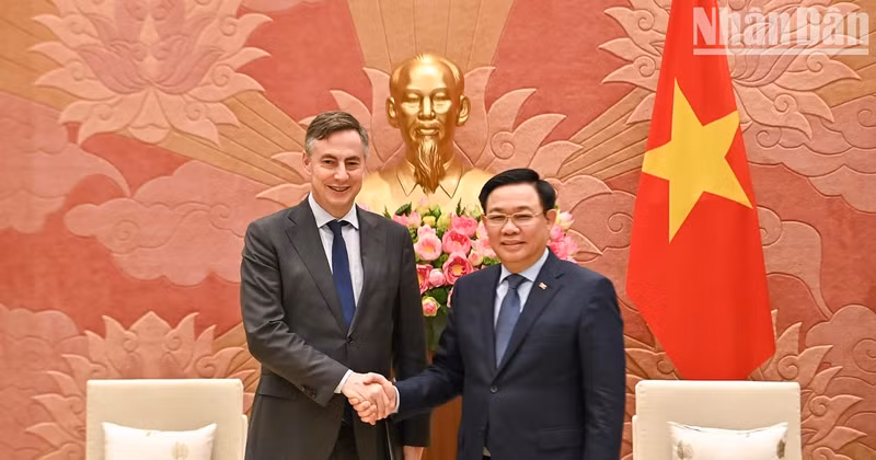 越南国会主席王廷惠会见欧洲议会外交事务委员会主席大卫·麦卡利斯特。