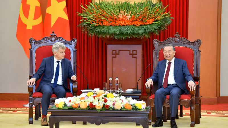 越共中央总书记苏林会见法国共产党全国书记鲁塞尔。