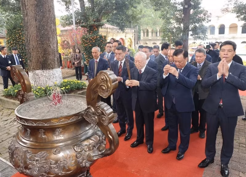 阮富仲总书记和各位代表在升龙皇城遗迹区敬天殿敬香。