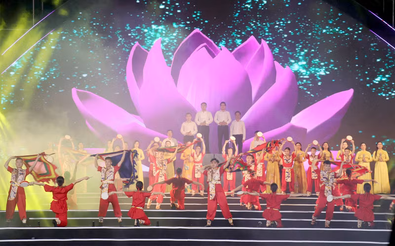 2024年莲花村文化节开幕式上的文艺节目。（图片来源：baochinhphu.vn）