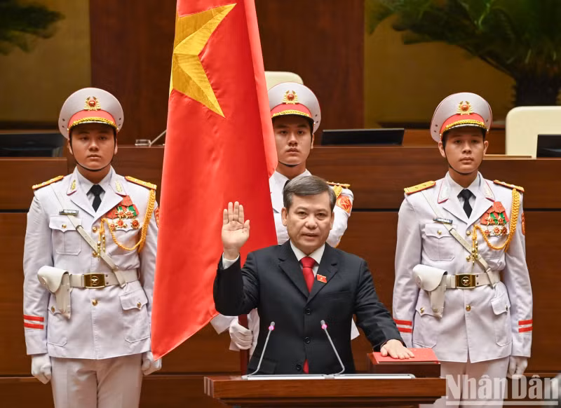 最高人民法院院长黎明智宣誓就职。