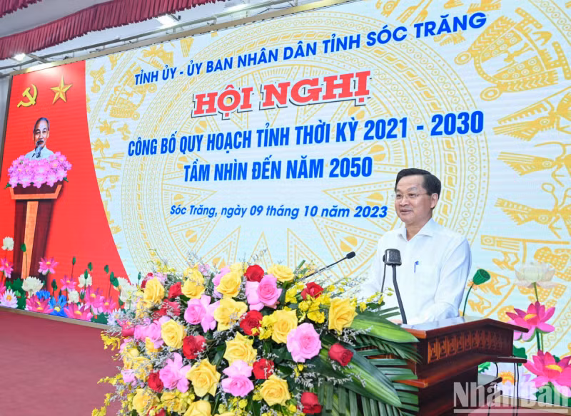 越南政府副总理任黎明慨在会议上发表讲话。