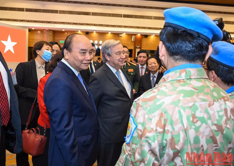 越南国家主席阮春福和联合国秘书长安东尼奥·古特雷斯同越南维和力量官兵交谈。