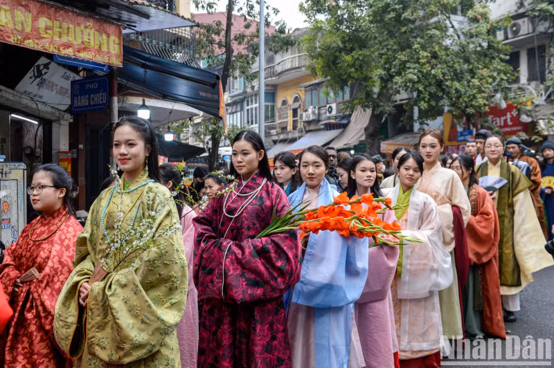 “百花步行”活动介绍了李、陈、黎、阮等朝代的数百件服饰。