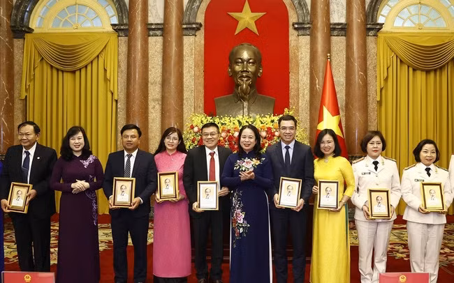 越南国家代主席武氏映春向优秀医务人员赠送胡伯伯画像。（图片来源：CPV）