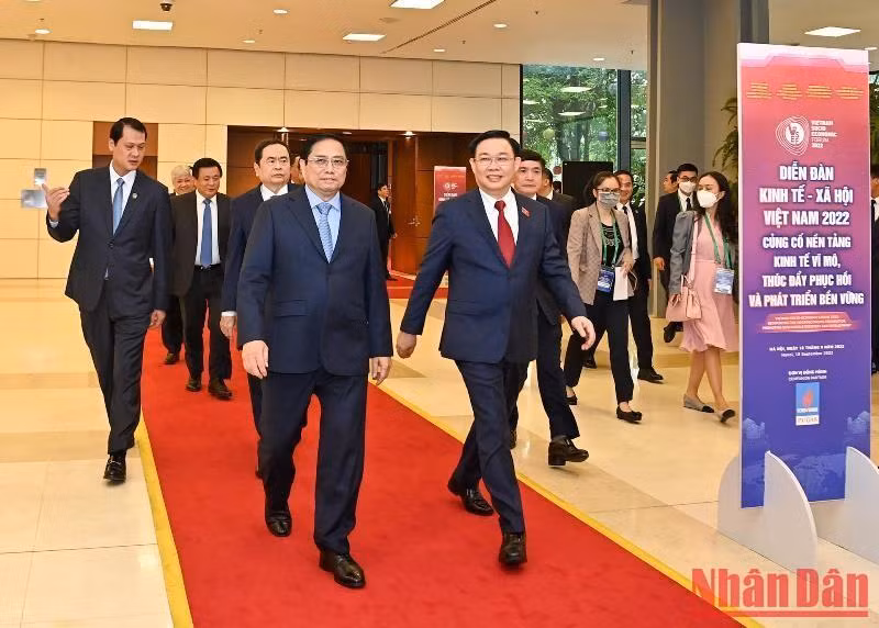 政府总理范明正，国会主席王廷惠和党、国家领导出席论坛。（维玲 摄）