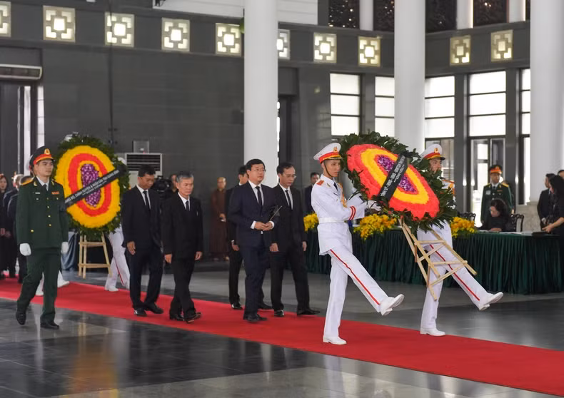 同塔省代表团吊唁阮富仲总书记逝世。