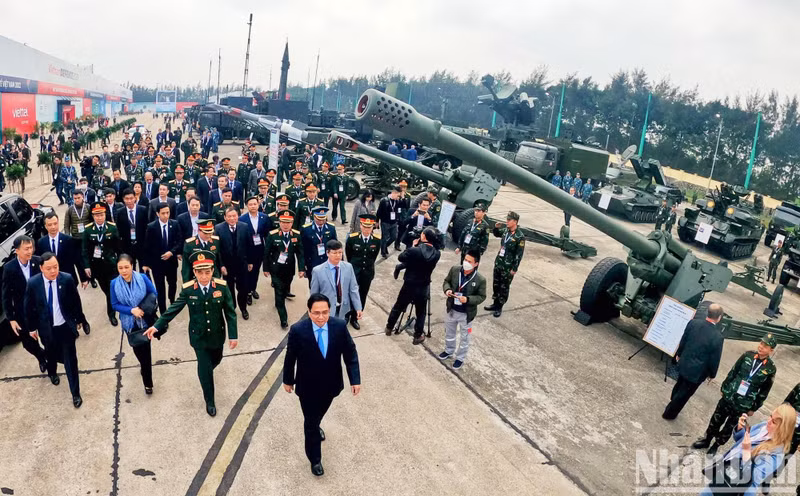 各位代表参观户外武器展示区。