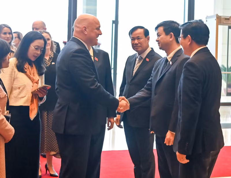 国会主席陈青敏向新西兰总理克里斯托弗•卢克森介绍越南代表团。