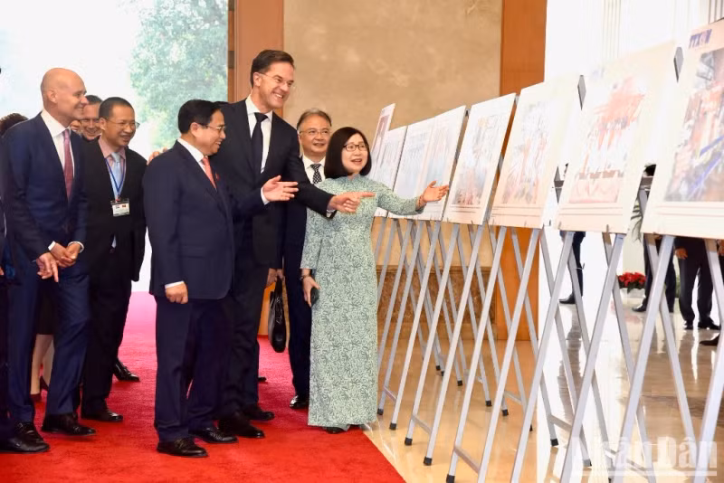 范明正总理向荷兰首相介绍两国合作关系的图片。