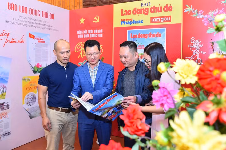 读者参观2023癸卯年春节特刊展。