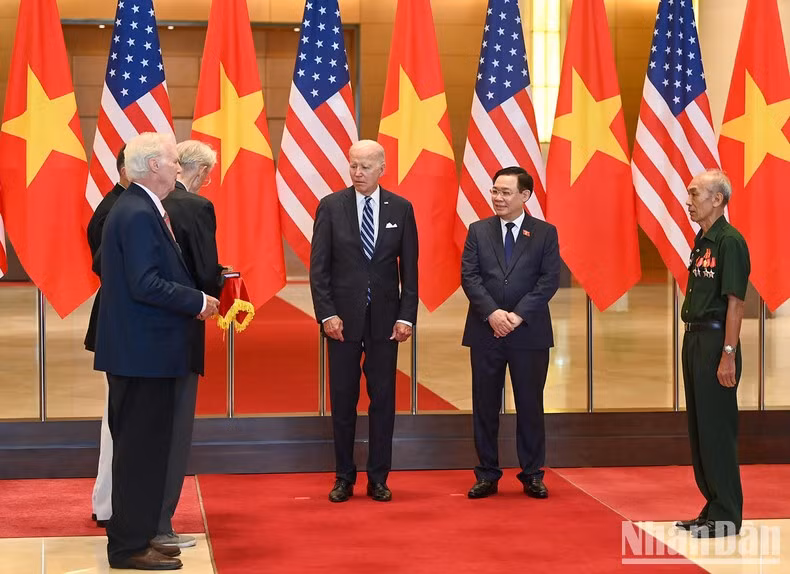 越南国会主席王廷惠和美国总统乔·拜登共同见证两国国防部、老兵协会之间的战争遗物互赠仪式。